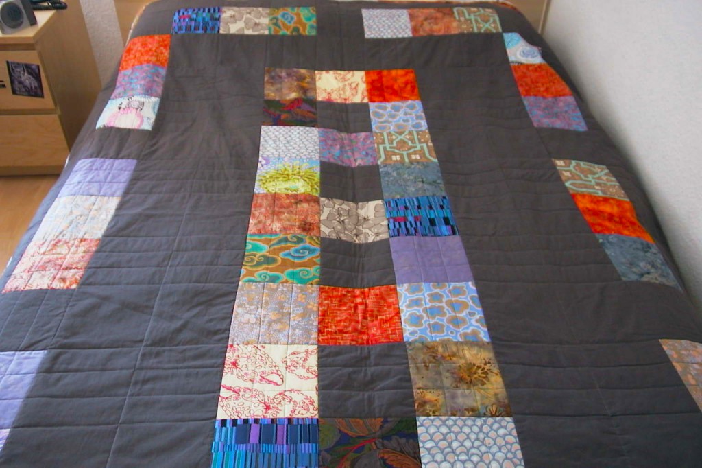 Der fertige Quilt auf Sohnemanns Bett.